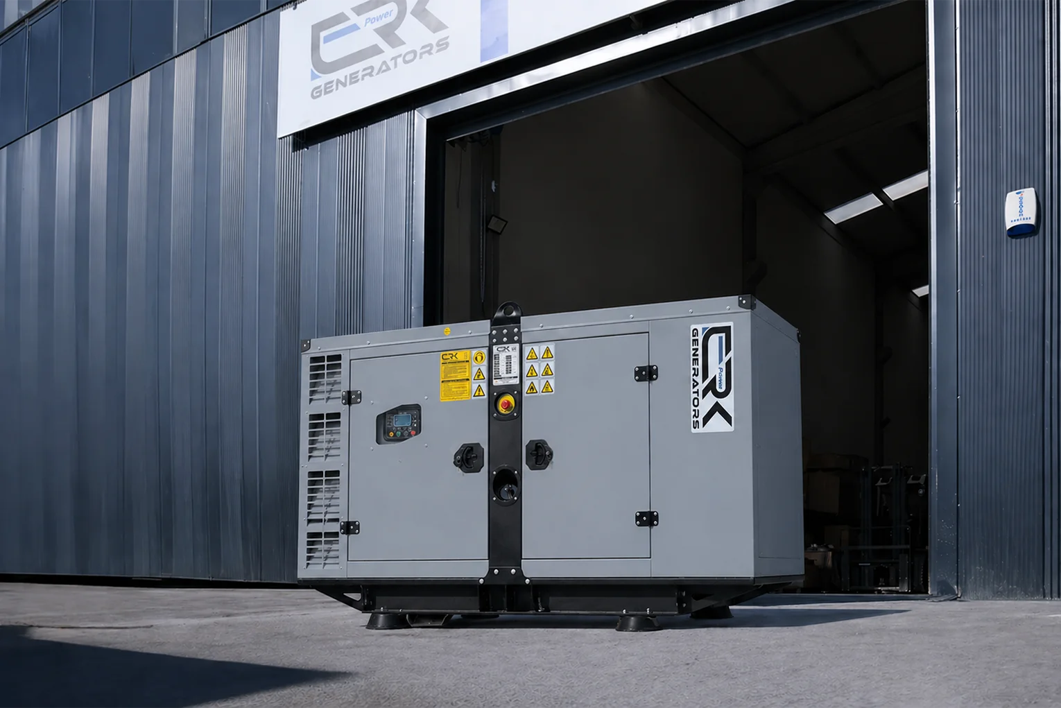 Erk Power fabrika kapısında sevkiyata hazır kabinli dizel jeneratör